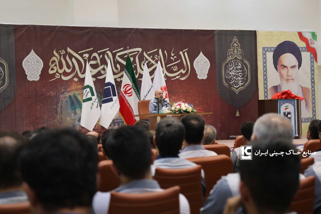 نشست صمیمی مدیرعامل خاک چینی با کارکنان کارخانه نشست صمیمی مدیرعامل خاک چینی با کارکنان کارخانه