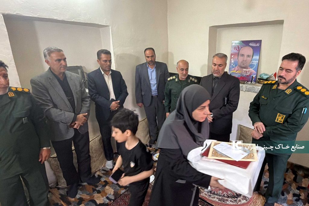 تجلیل مدیران شرکت صنایع خاک چینی از خانواده «شهید عباس حلمی» تجلیل مدیران شرکت صنایع خاک چینی از خانواده «شهید عباس حلمی»